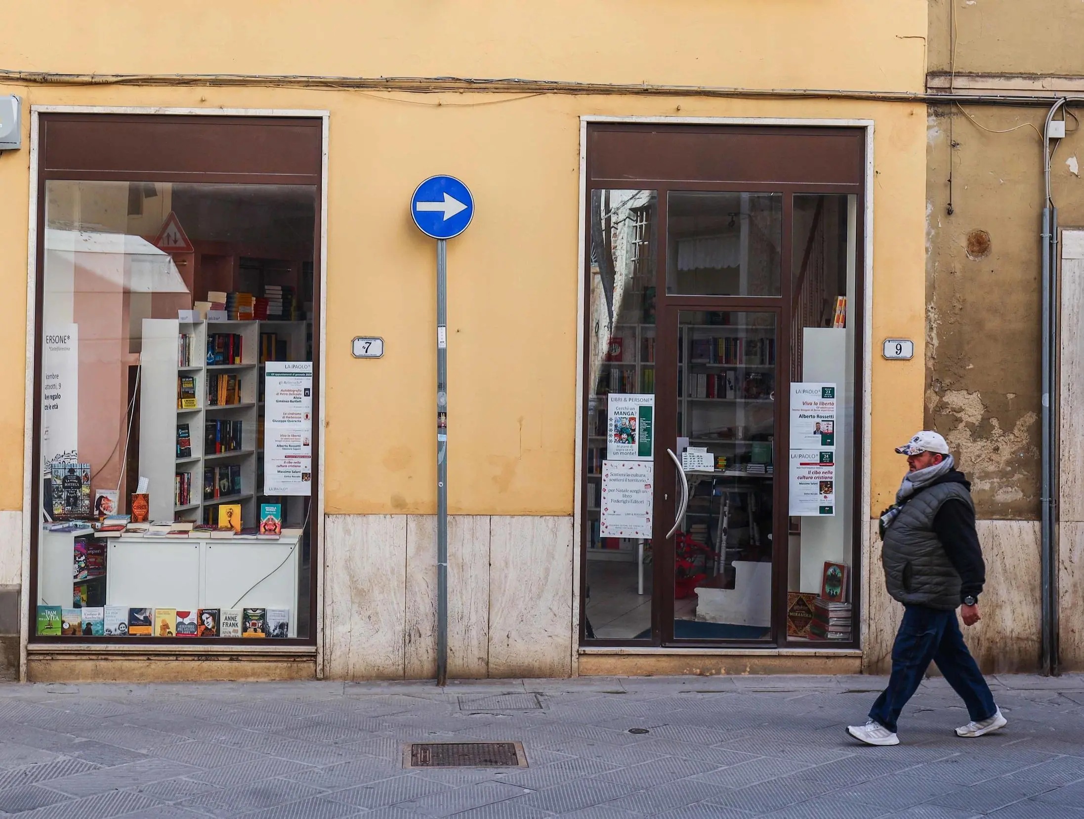 Vandali In Azione Alla Libreria. Colla Nella Serratura Della Porta ...