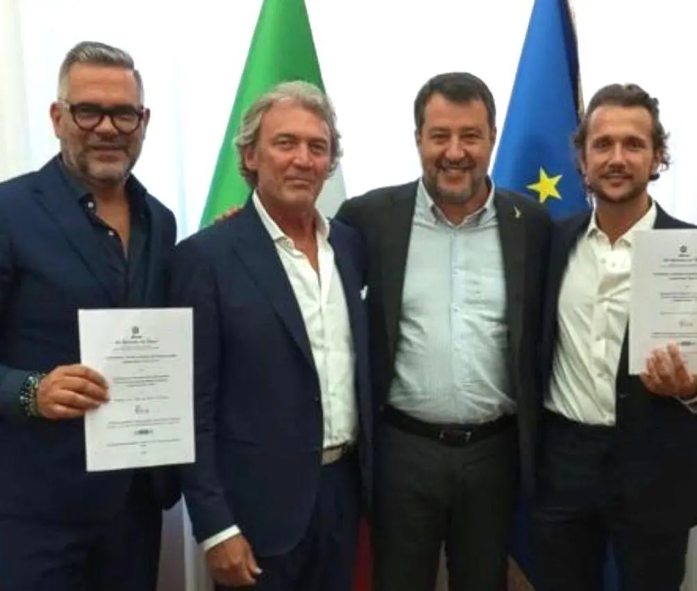 Taxi gratis all'uscita dalle discoteche a Roma e Siena: firma con Salvini