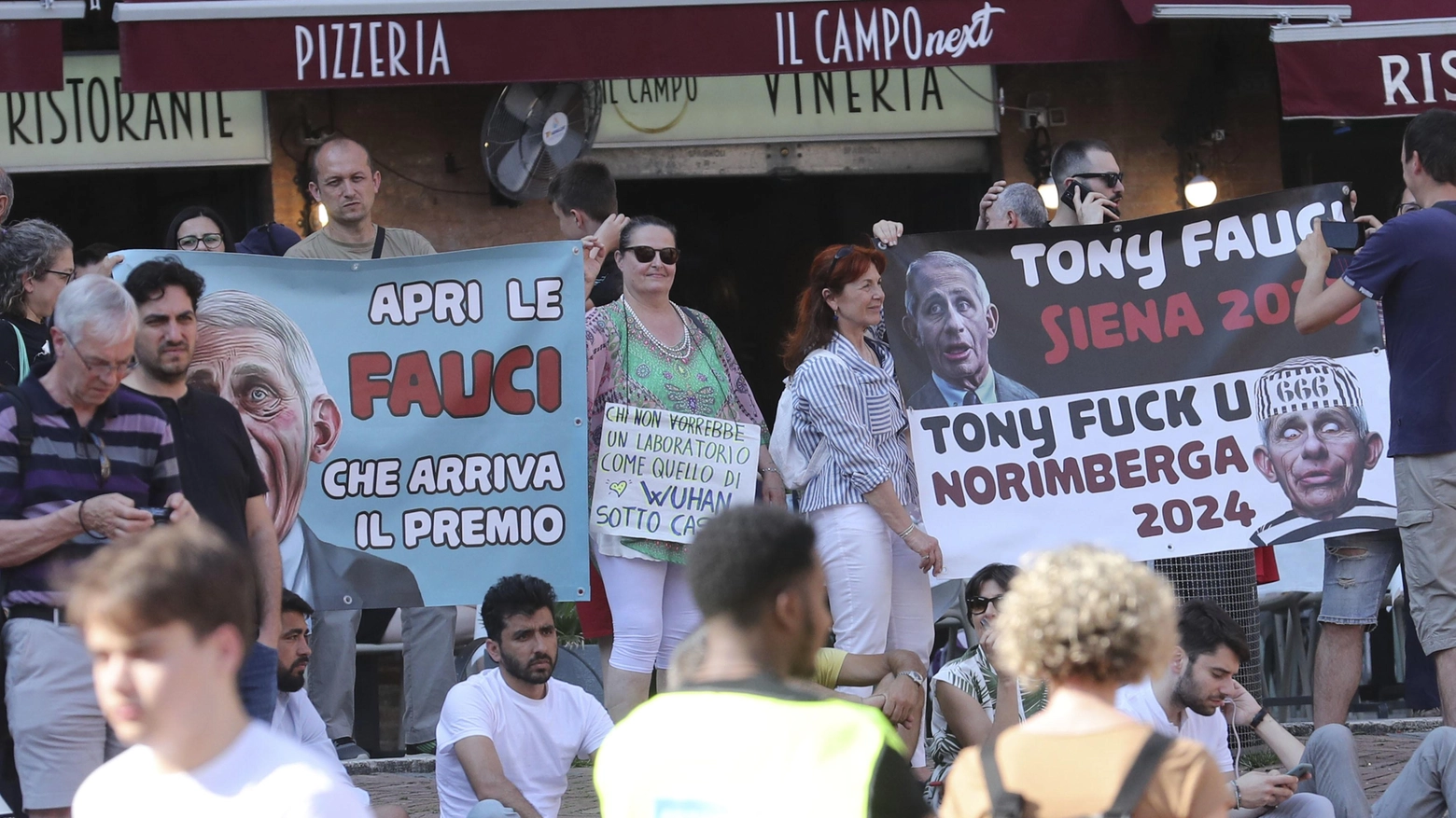 La protesta dei no vax  Cinquecento alla Lizza  "No al Biotecnopolo  Fauci, torna a casa"