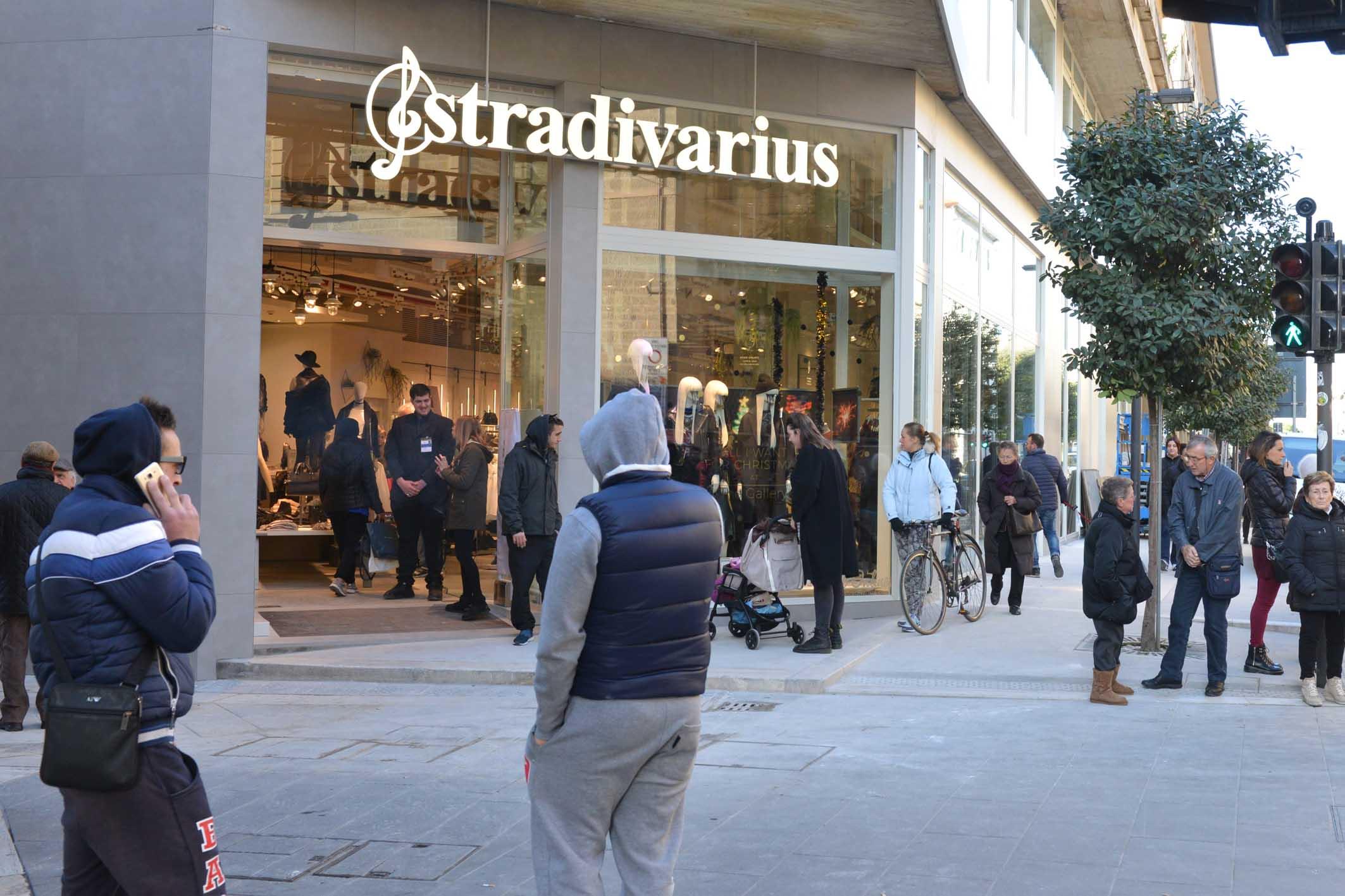 Negozi il colosso di Natale aperto Stradivarius quali gli