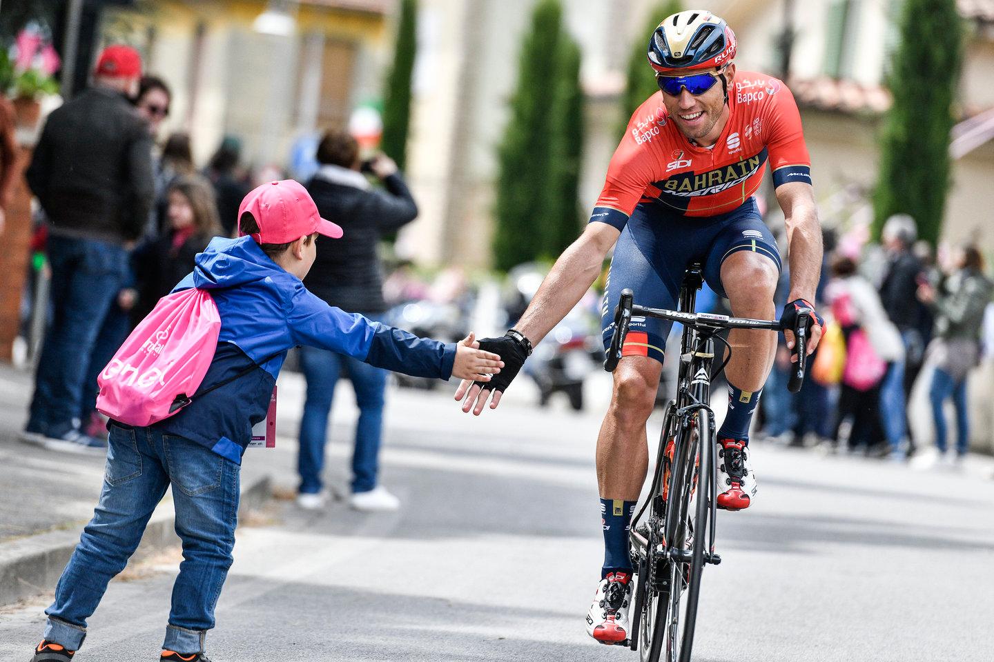 Il Giro In Toscana Primo Viviani Ma I Giudici Assegnano La Volata A