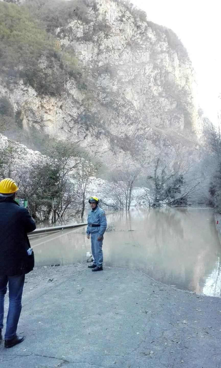 Terremoto, frana fa straripare torrente