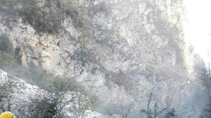 La roccia delle Gole della Valnerina a cadere nel fiume Nera, alle porte di Visso