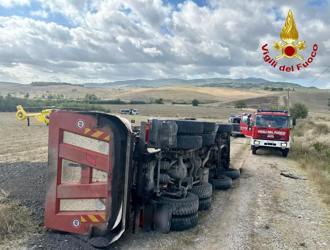 Camion Si Ribalta, Autotrasportatore Liberato Dalle Lamiere. E’ Grave