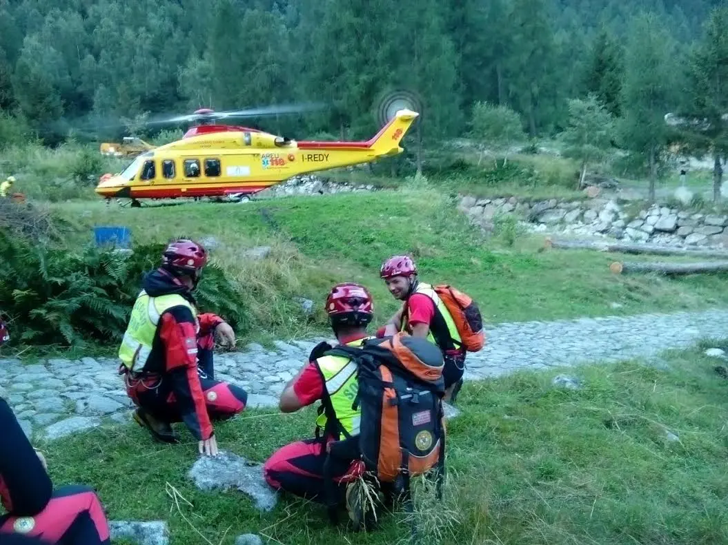 Incidente in montagna, alpinista ferito resta appeso alla roccia