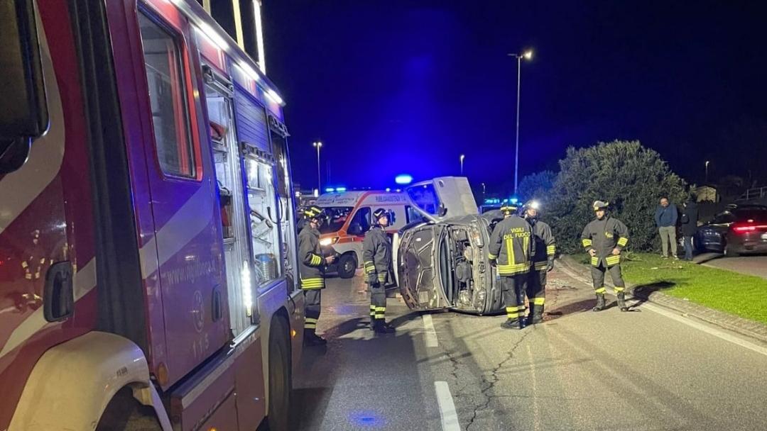 Prato, si ribalta con l’auto in viale Fratelli Cervi e resta incastrato ...