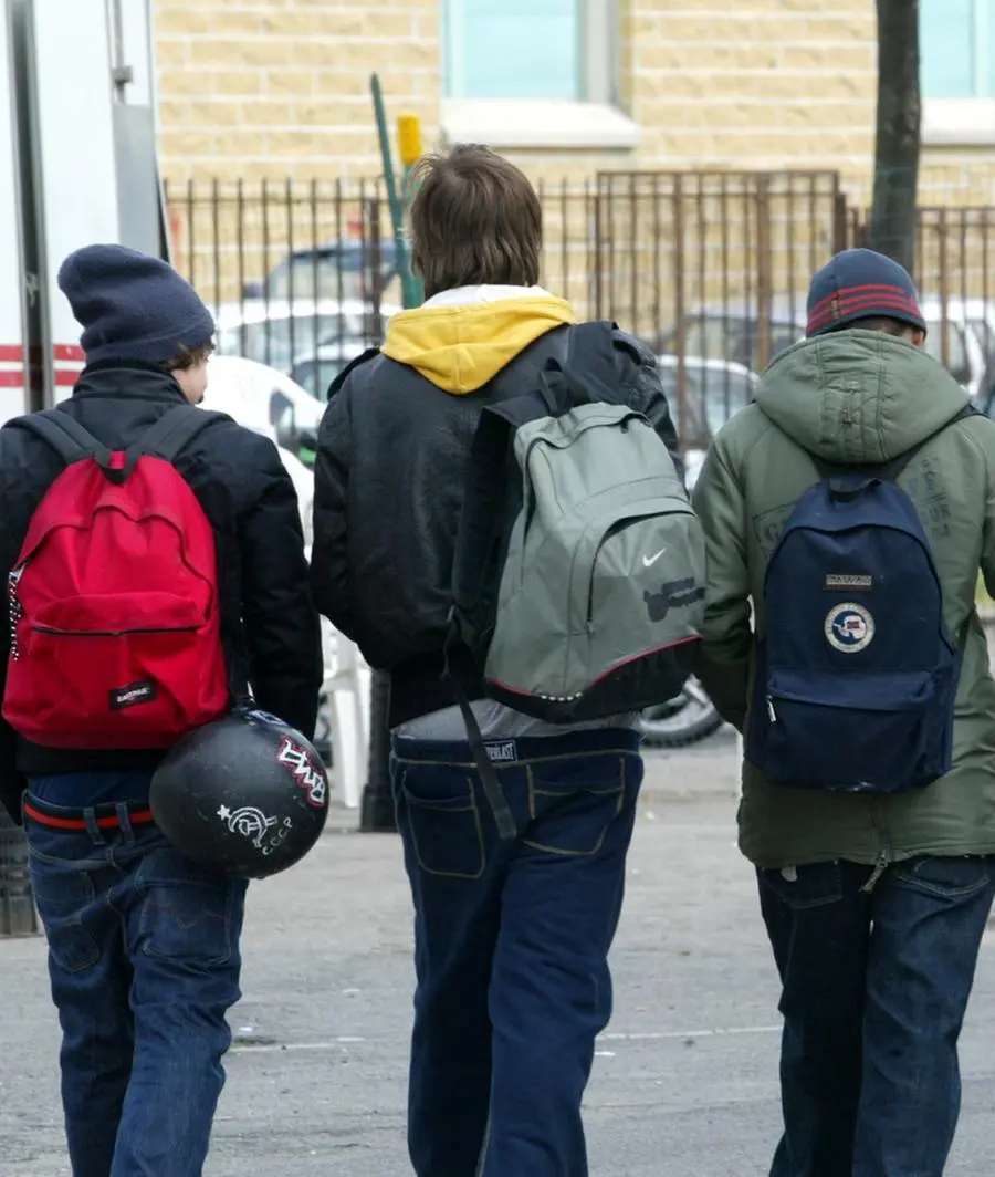 Pestaggio davanti a scuola a Pistoia, spuntano i video