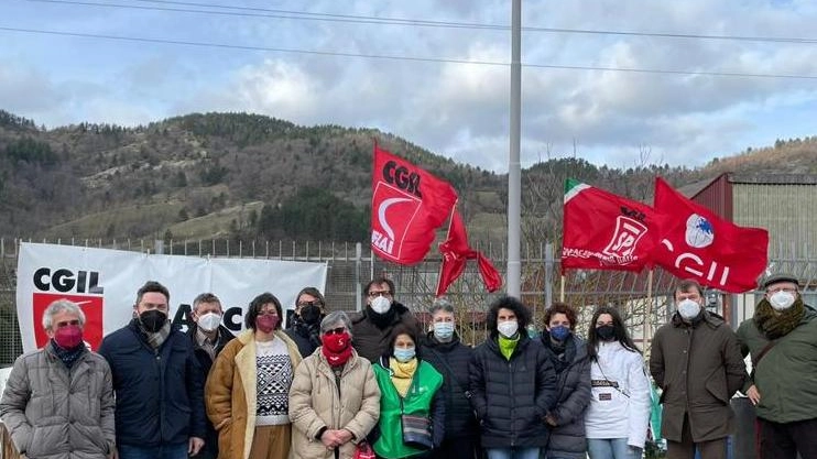 Il presidio di alcuni lavoratori davanti ai cancelli della fabbrica di Marradi