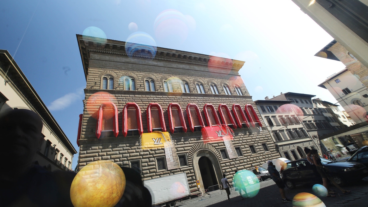 L'installazione sulla facciata di Palazzo Strozzi (foto Marco Mori/New Press Photo)