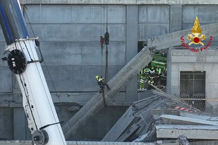 La trave spezzata nel cantiere di via Mariti