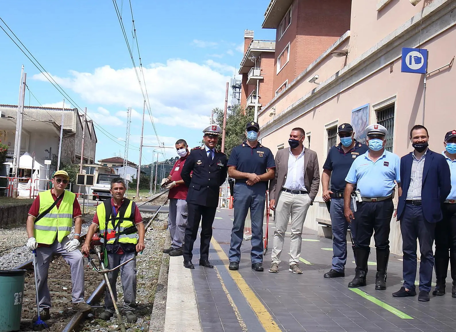 Volontari alla stazione "piccola"