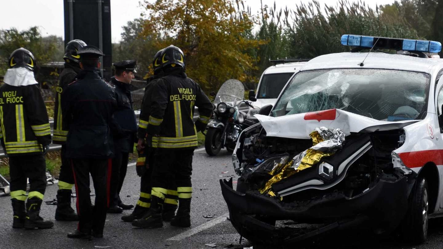 I primi soccorsi portati ai tre feriti nell’incidente stradale sulla varia