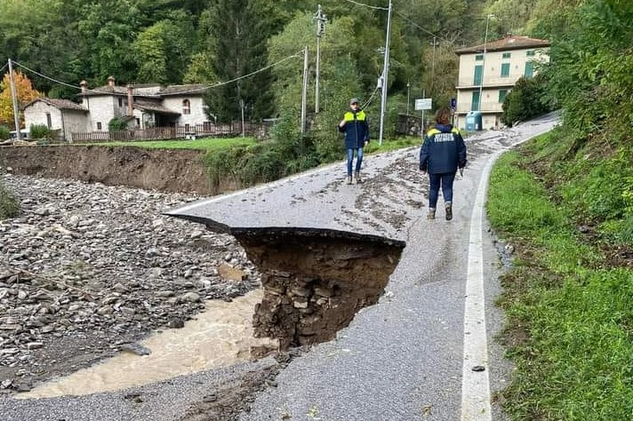 Un'immagine della frana e della strada distrutta