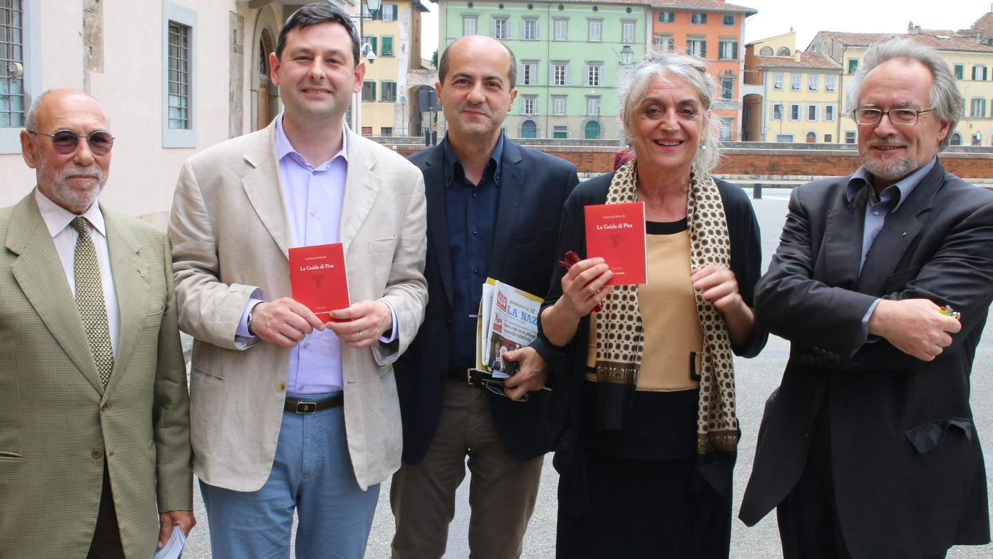 Da sinistra: Messerini e Gremigni del Crocchio Goliardi spensierati, Guglielmo Vezzosi (La Nazione), Gloria Borghini (Ets) e Stefano Bruni (autore della prefazione)