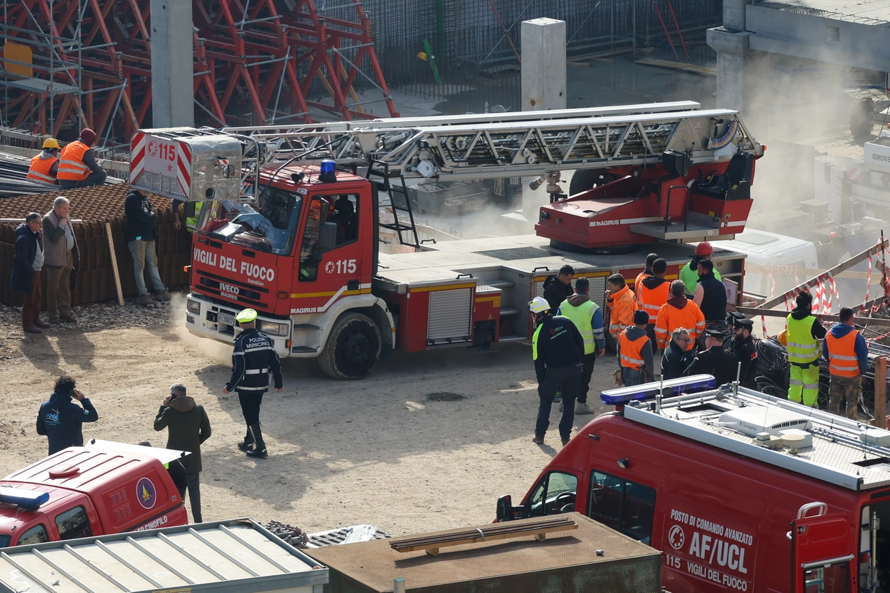 Vigili del fuoco nel cantiere (Fotocronache Germogli)