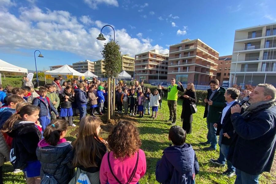 Un momento della festa dell'albero a San Donato