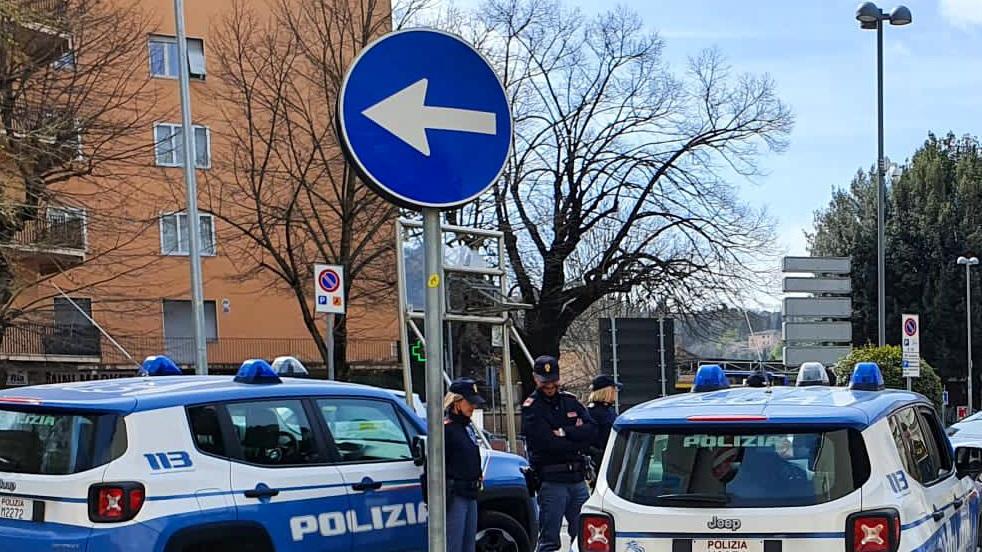 Gli trovano un taser nel vano porta oggetti, denunciato per porto