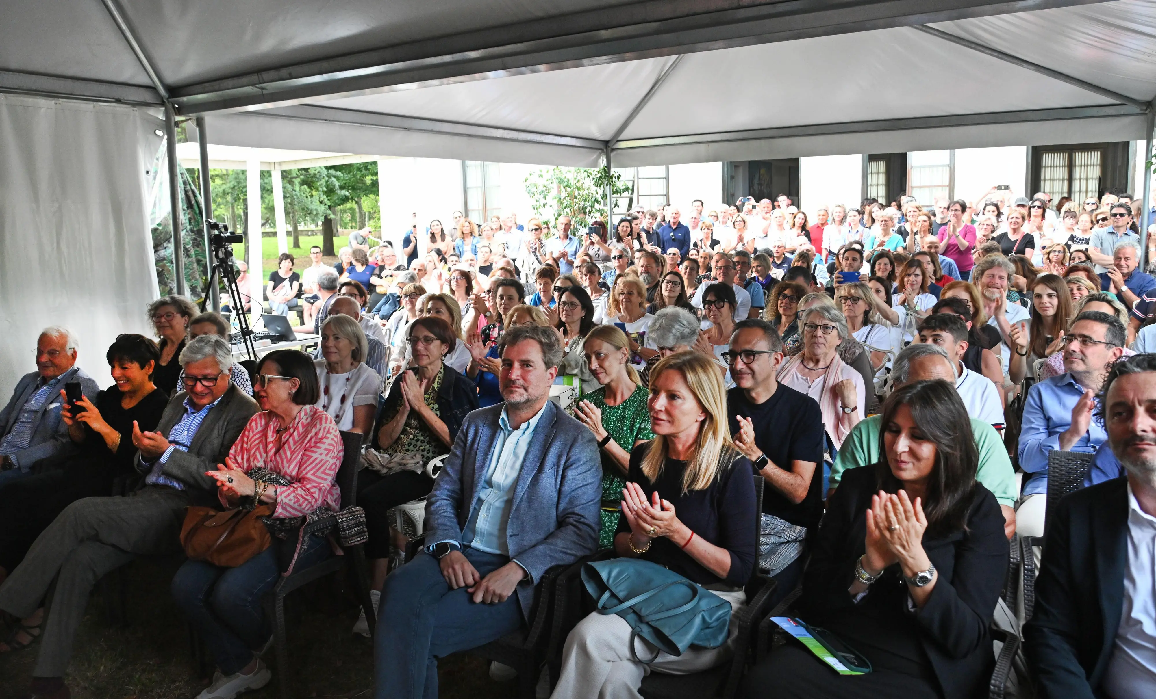 Lucca Dillo in sintesi Fagnani e Botteri regine della nuova televisione "Solo una parola, grazie"