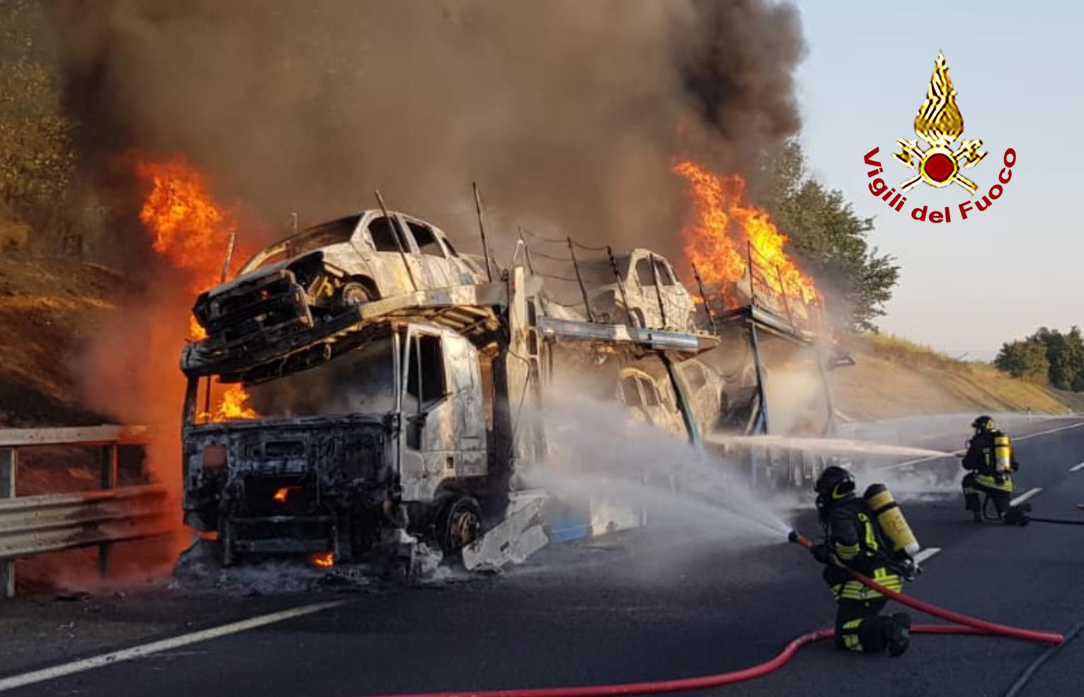 Camion Carico Di Auto Prende Fuoco: Macchine Distrutte, Brucia Il Bosco ...