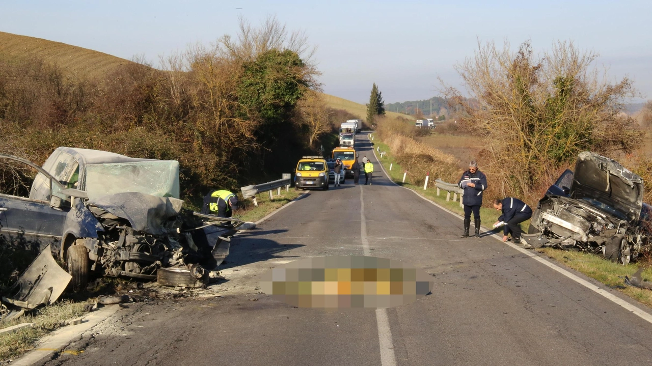 Muore padre di quarantun’anni. Terribile frontale tra due auto. La 439 chiusa per tutta la mattina