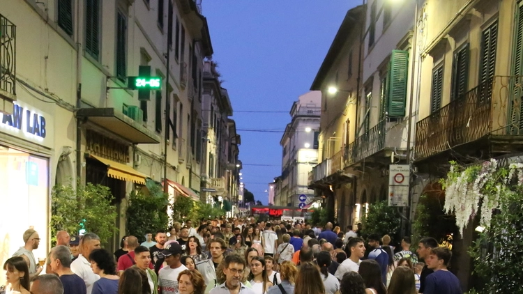 Come da tradizione, negozi aperti tutti i martedì e i giovedì di luglio Intanto Confcommercio presenta il nuovo vicepresidente Lorenzo Spina