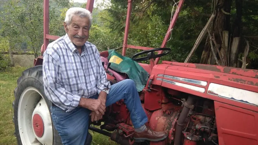 Luigi, agricoltore a 94 anni: "La mia vita tra viti, fieno e trattori"