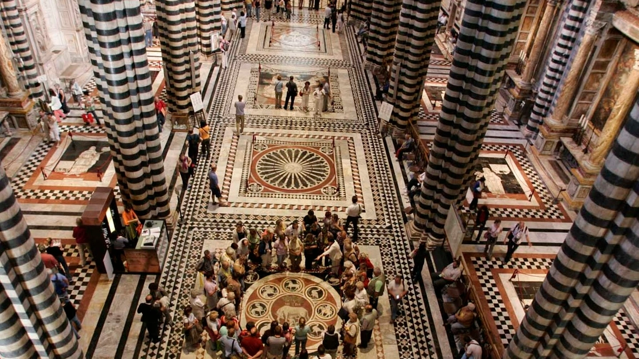 Duomo, dal cielo alla terra. Il pavimento viene scoperto