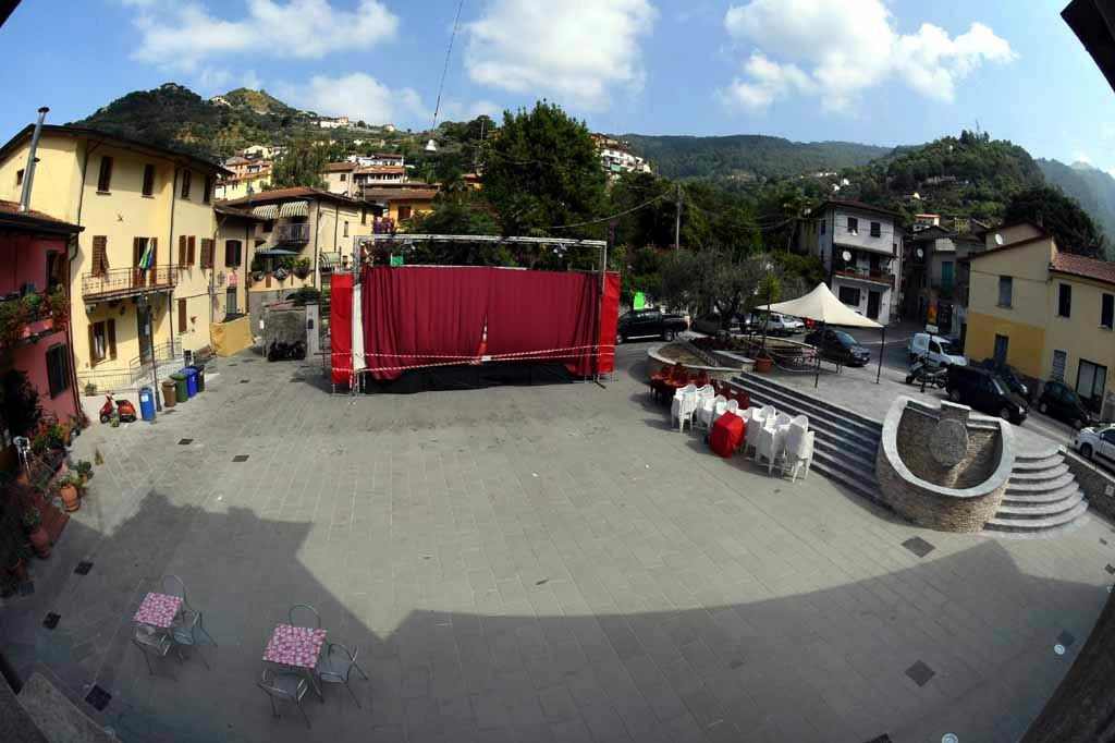 Il palco sotto sequestro (foto Nizza)