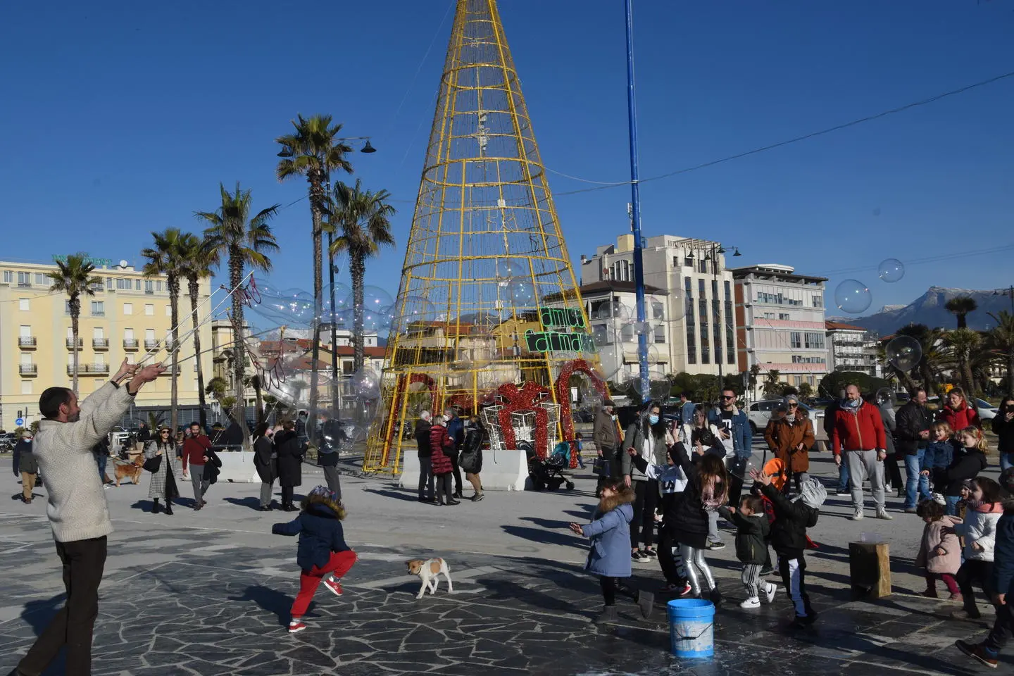 Mezzogiorno primaverile, boom di turisti. Tutti al mare e in Passeggiata a Viareggio