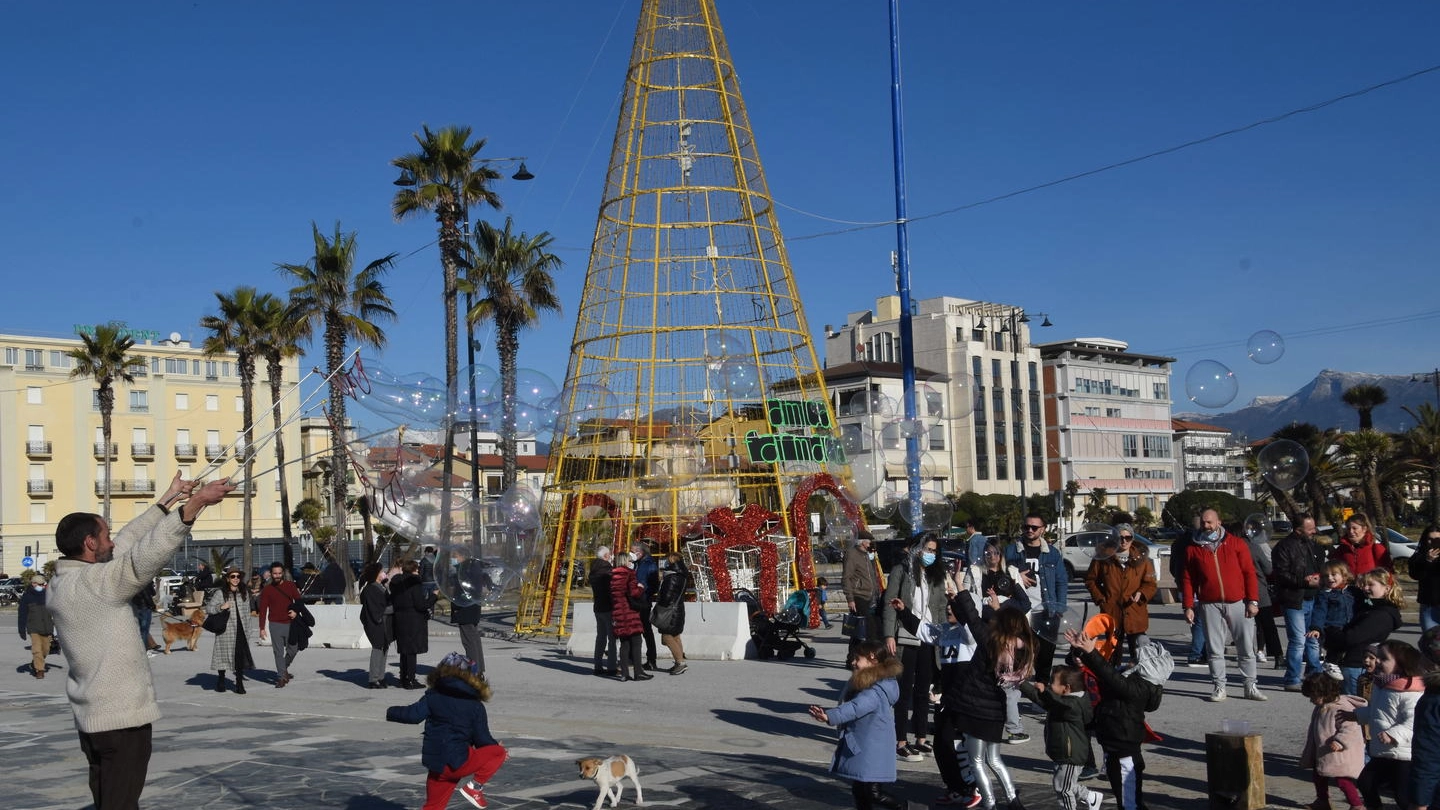 Divertimento per i più piccoli in Passeggiata a Viareggio (Foto Umicini)