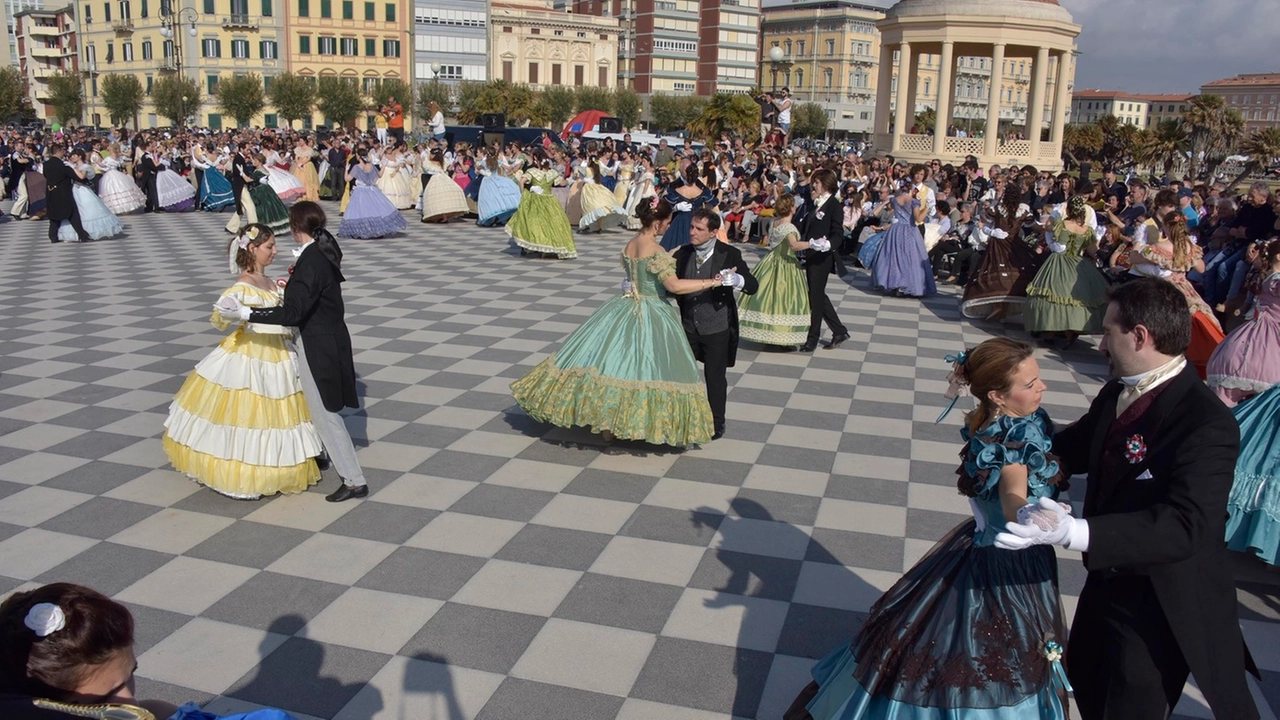 Ballo risorgimentale sulla Terrazza Mascagni (Foto Novi)