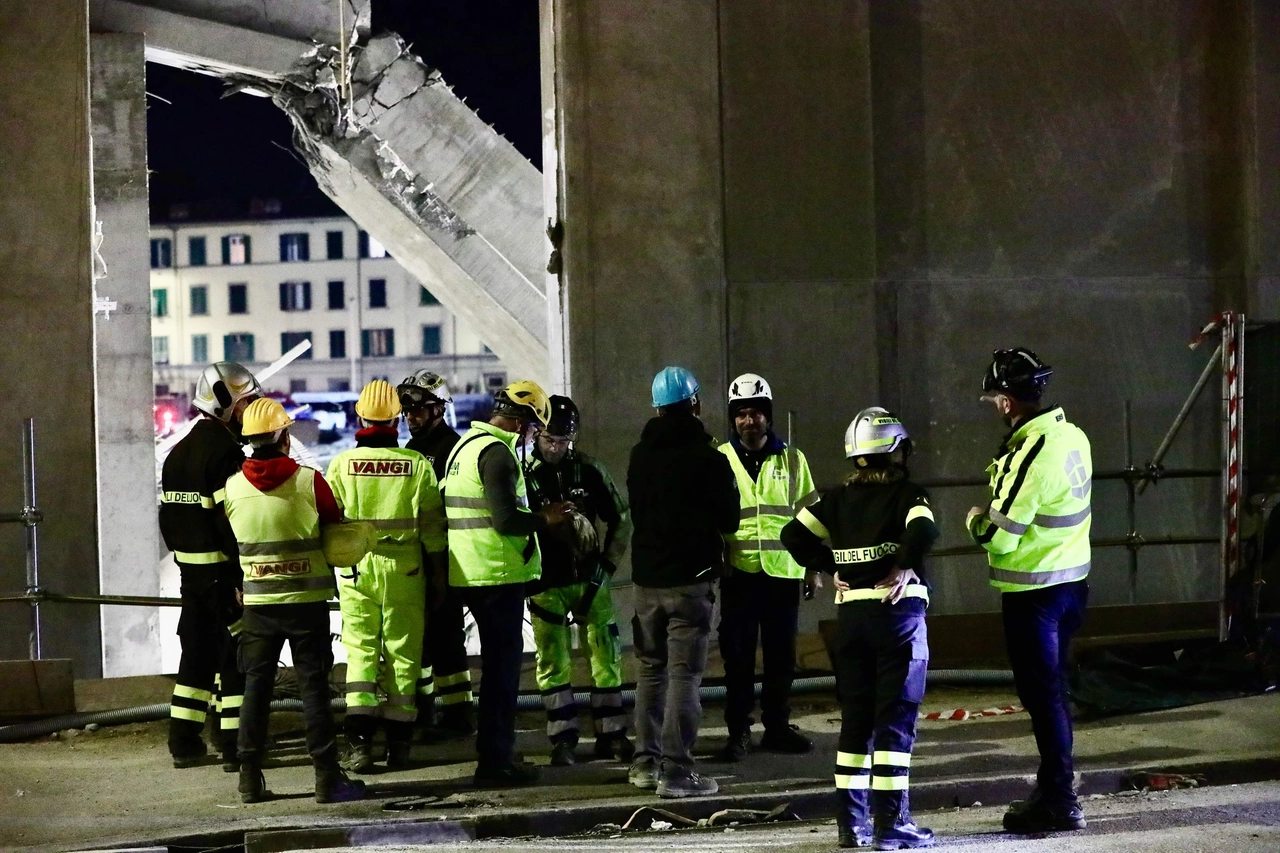 Tecnici nel cantiere durante la notte (New Press Photo)