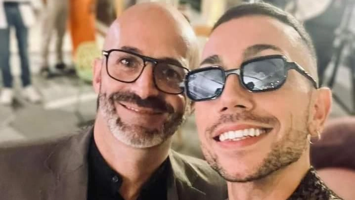 

Insultati per la foto a Livorno: "Sono gay di Forza Italia". Solidarietà a singhiozzo