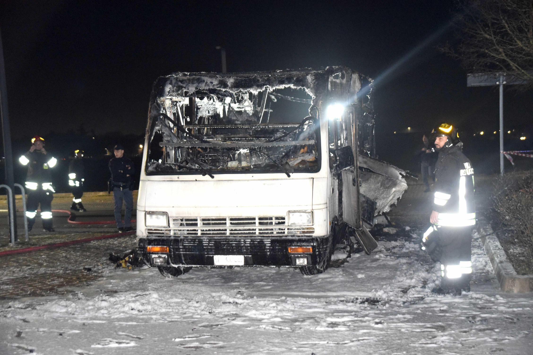 Inferno Nel Parcheggio. Prima Un Boato, Poi Le Fiamme. Sventrato Un ...