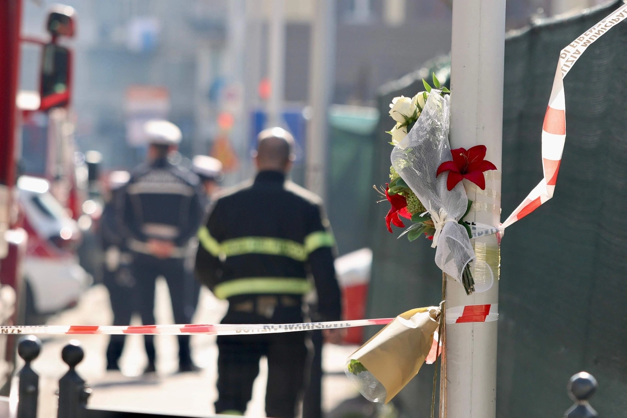 Vigili del fuoco intorno al cantiere durante le fasi di soccorso (New Press Photo)