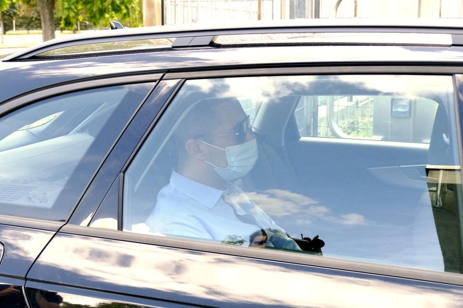 Don Francesco Spagnesi arriva in tribunale a Prato (foto Attalmi)