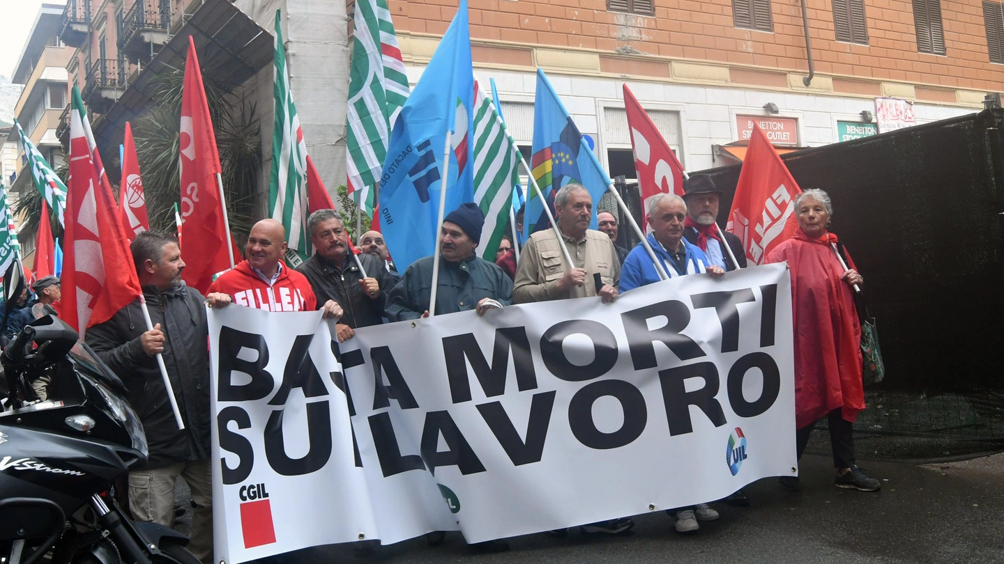 Lo striscione in apertura del corteo (Foto Delia)