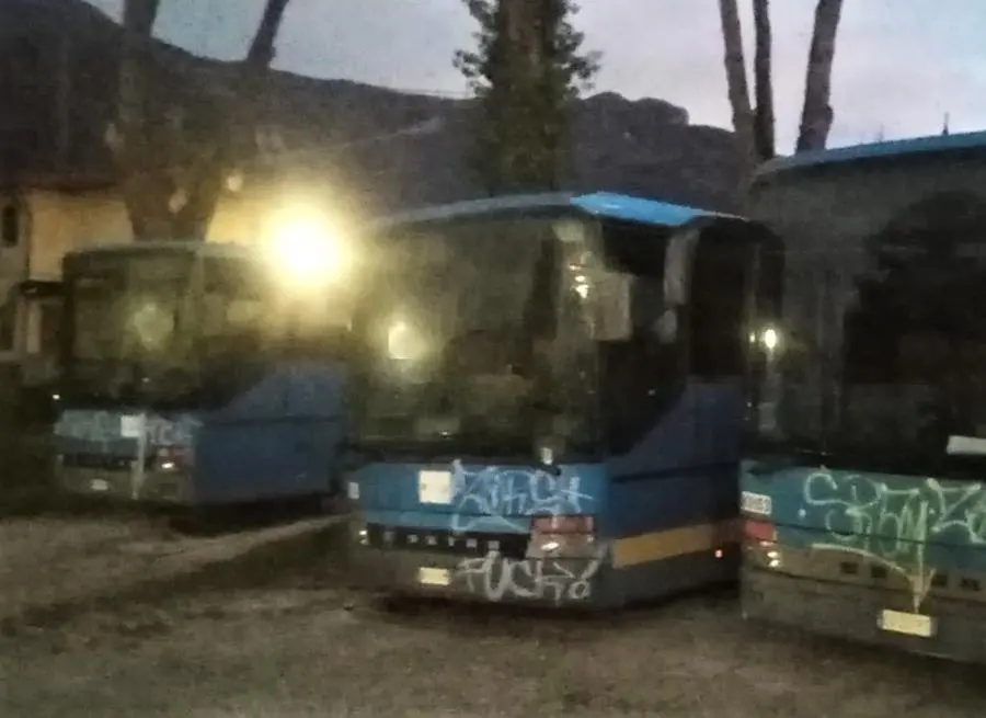 Vandali ancora scatenati contro gli autobus. Danni che paghiamo tutti