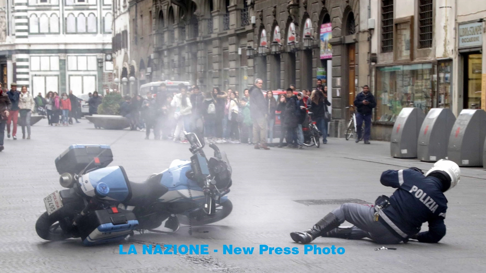 Il poliziotto mentre cade (Umberto Visintini / New Press Photo)