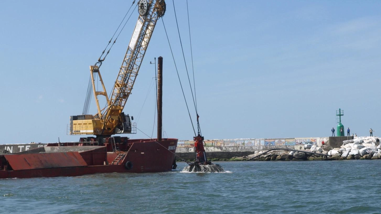 Porto e canale insabbiati. Pescherecci "prigionieri". Chiesto lo stato di crisi