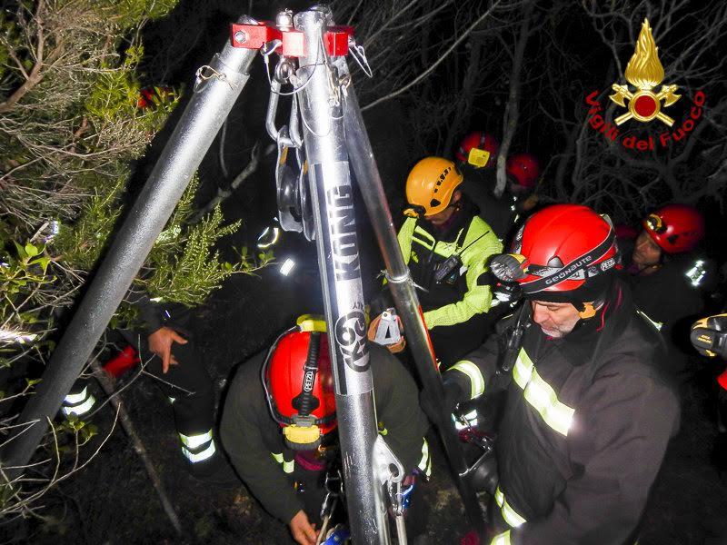 Speleologo Cade In Un Pozzo Ma Una Esercitazione Dei Vigili Del Fuoco