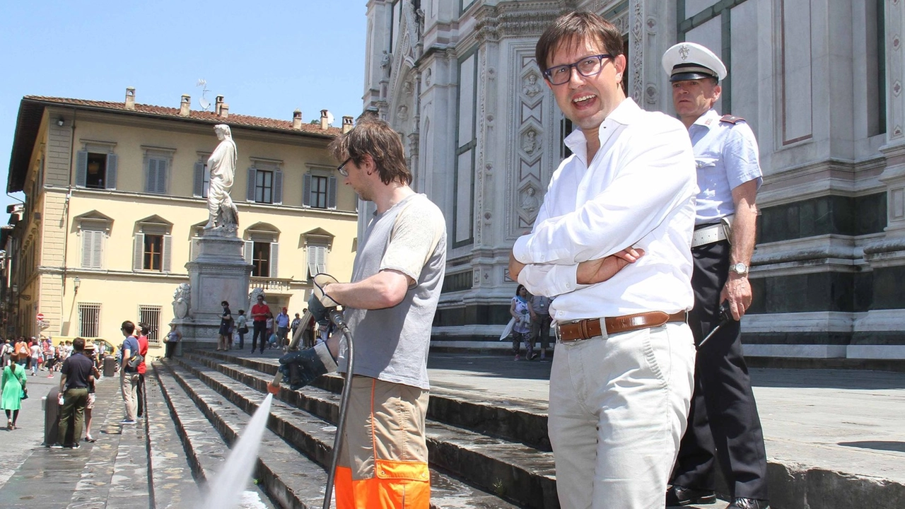 Nardella con gli idranti sul sagrato di Santa Croce (New Press Photo)