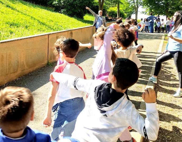 I Bambini Lanciano Polpette Di Fiori Alle Api Che Ronzano Sui Giardini ...