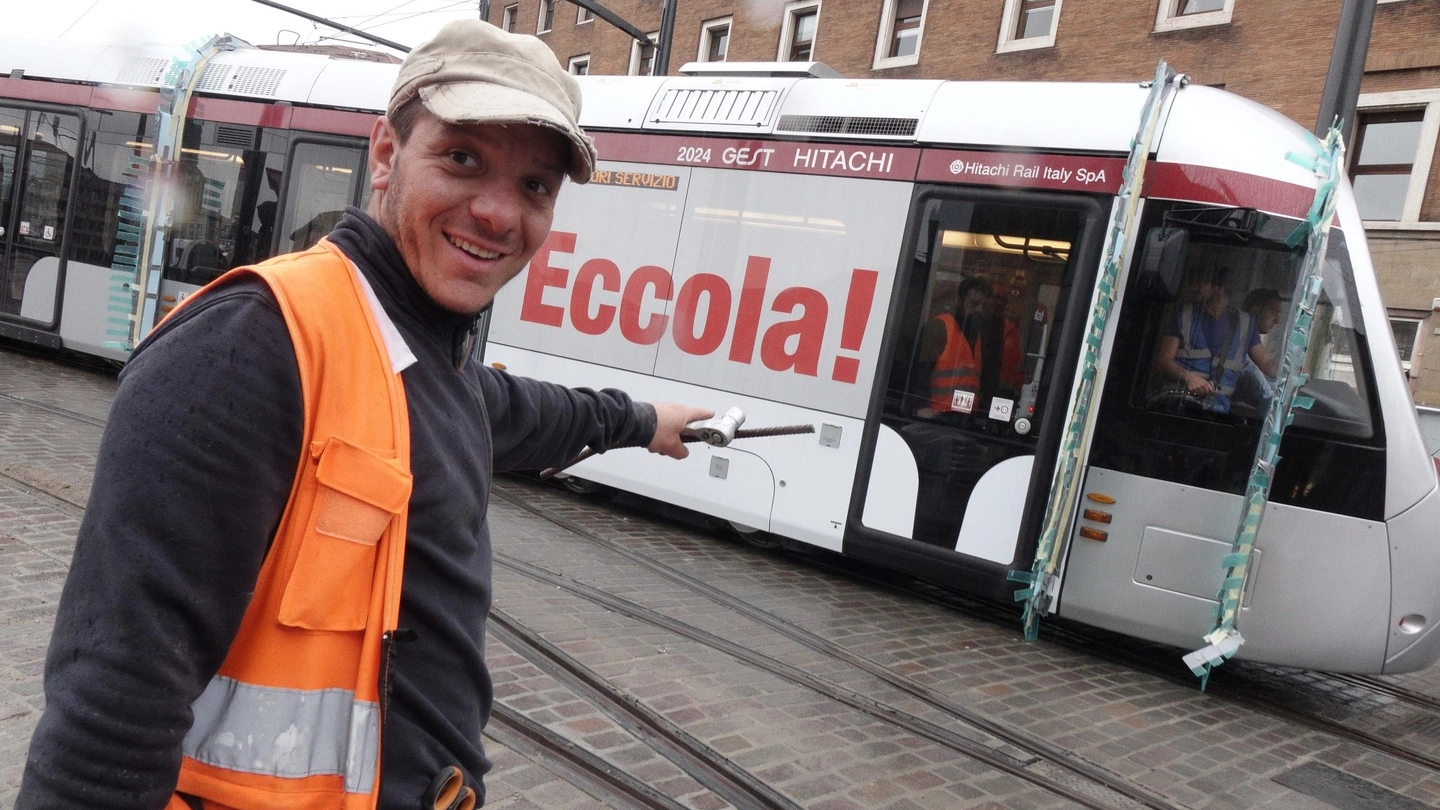 Un mezzo durante il collaudo dei tragitto e dei binari lungo la nuova linea che va in piazza Dalmazia