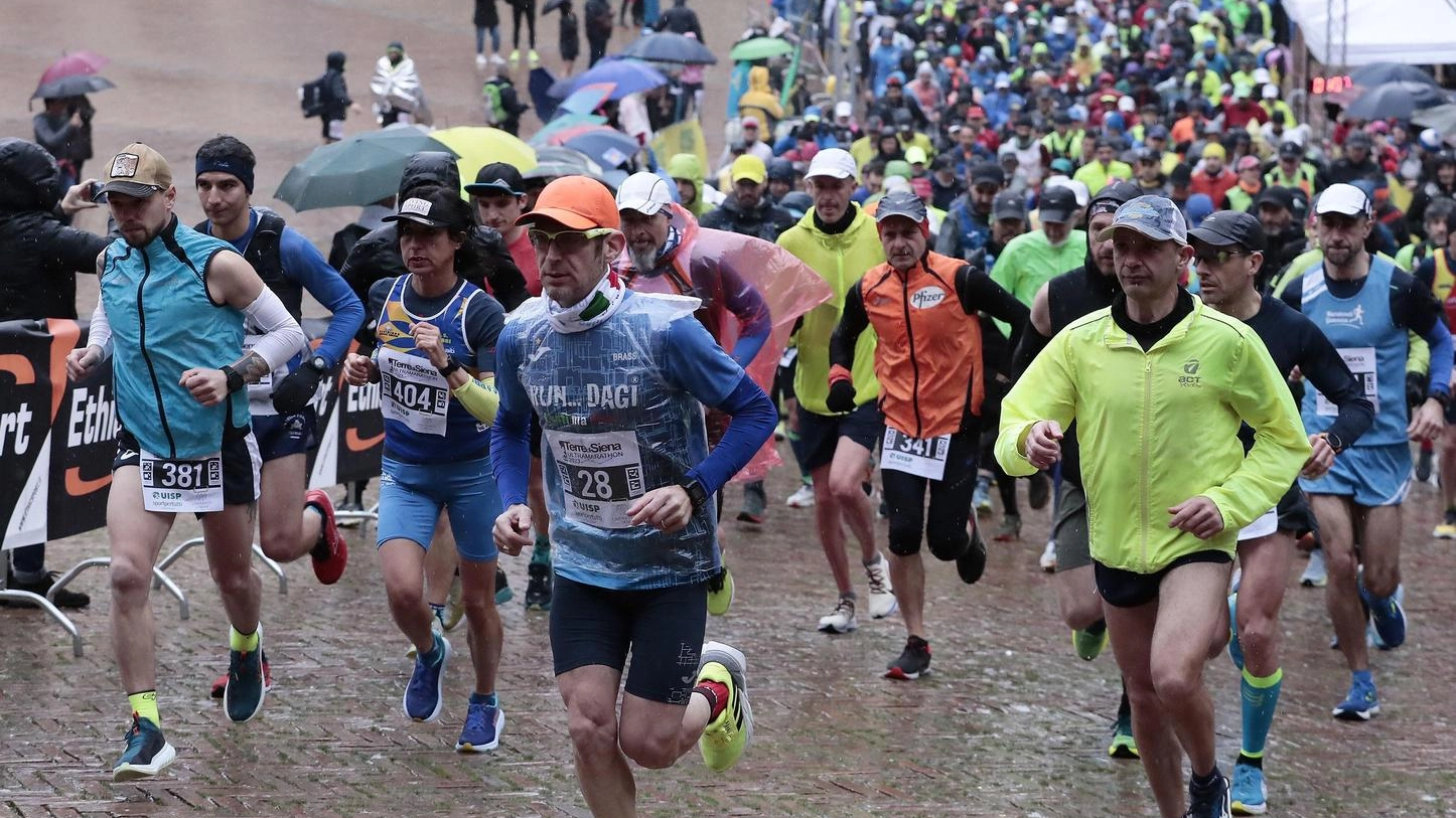 Terre di Siena Ultramarathon. Mille atleti in Piazza del Campo