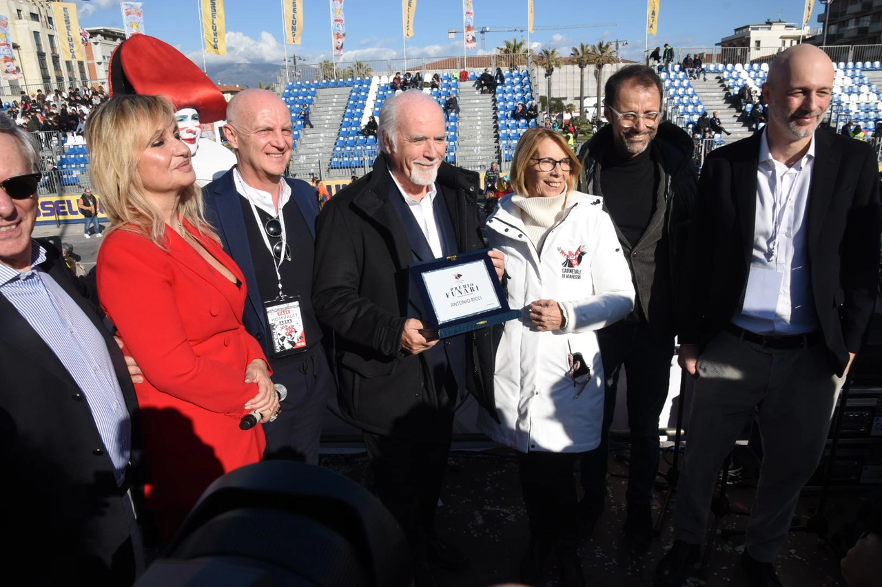 Antonio Ricci premiato al Carnevale di Viareggio (Foto Umicini)