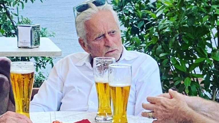 Michael Douglas alla Fiaschetteria per una birra con gli amici (foto Franco Pazzaglia)