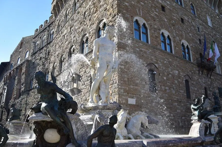 Firenze, bagno nella Fontana del Nettuno: scatta la multa per due turisti