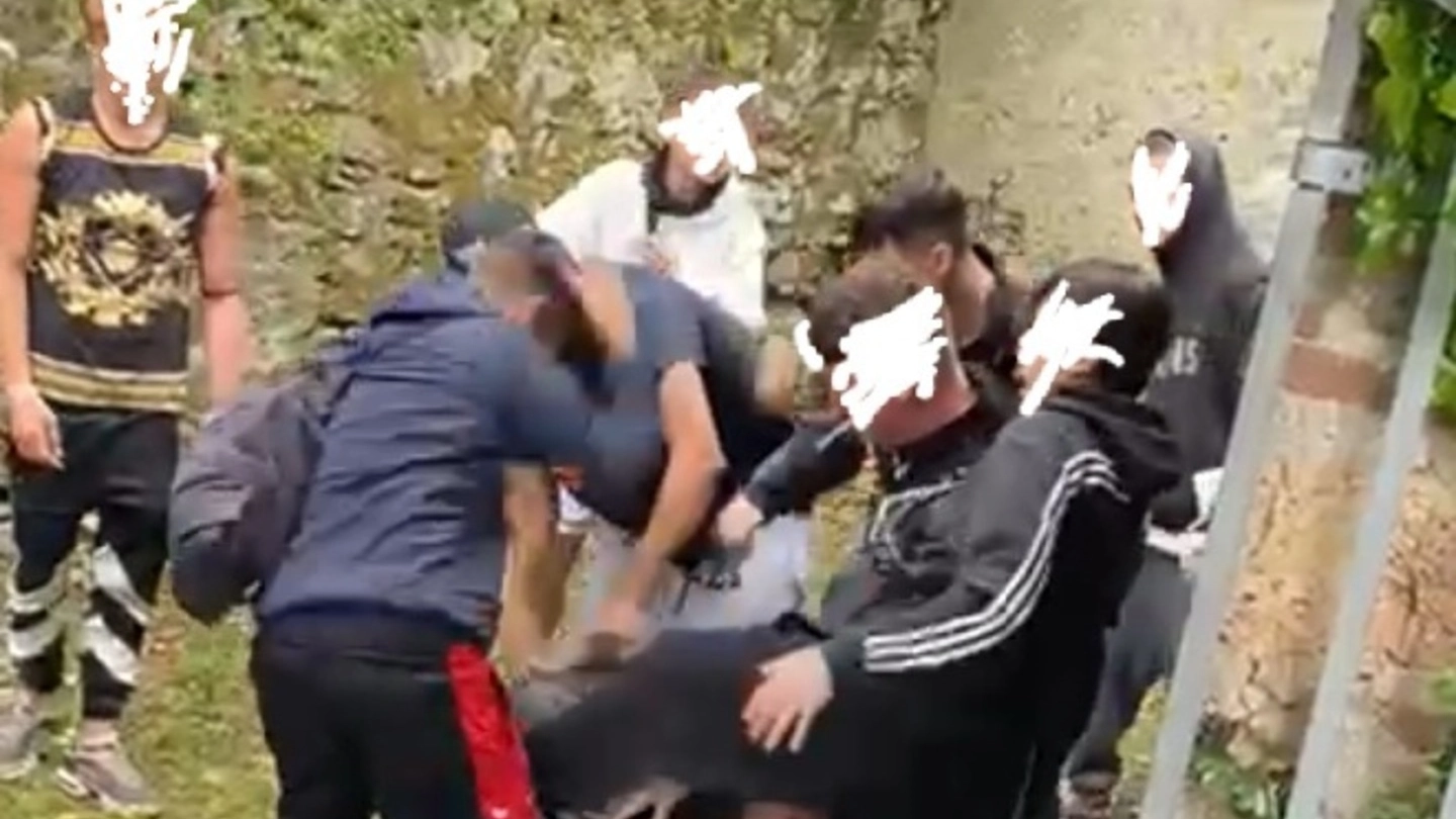 Un frame del video del pestaggio avvenuto alla Fontanella nel maggio 2022
