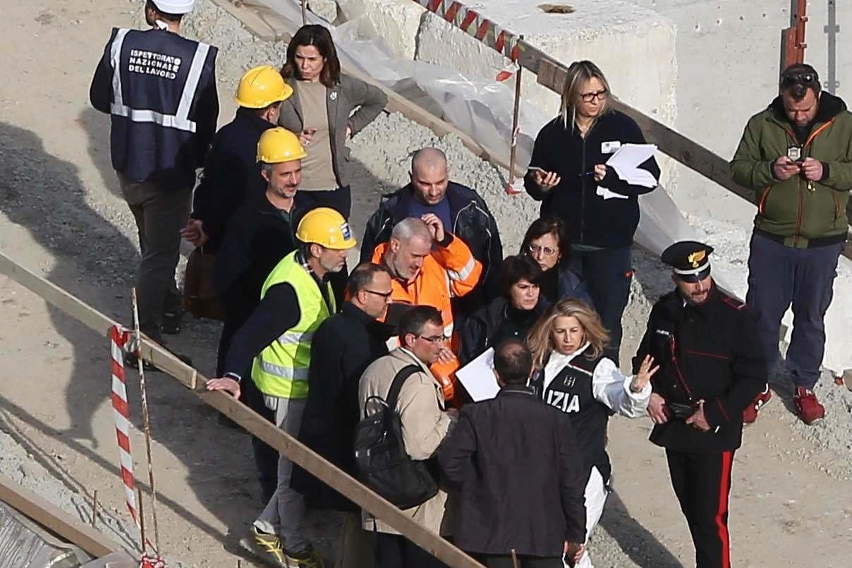 Un momento dei primi rilievi dopo il crollo del cantiere da parte di forze dell'ordine e tecnici